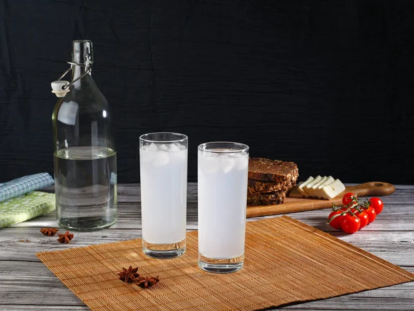 Traditionele Griekse Ouzo Twee Glazen Met Hapjes Met Kopieerruimte — Stockfoto