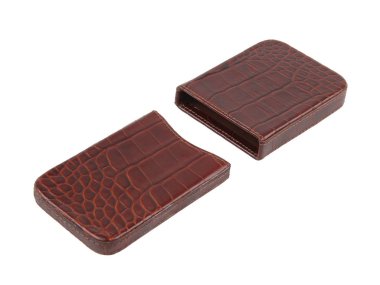 Kahverengi sürüngen deri sigara tabakası beyaza izole edilmiş.