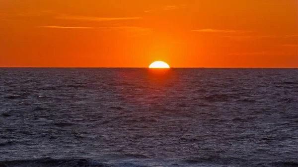 Vista Para Mar Pôr Sol Sol Afundando Mar — Fotografia de Stock
