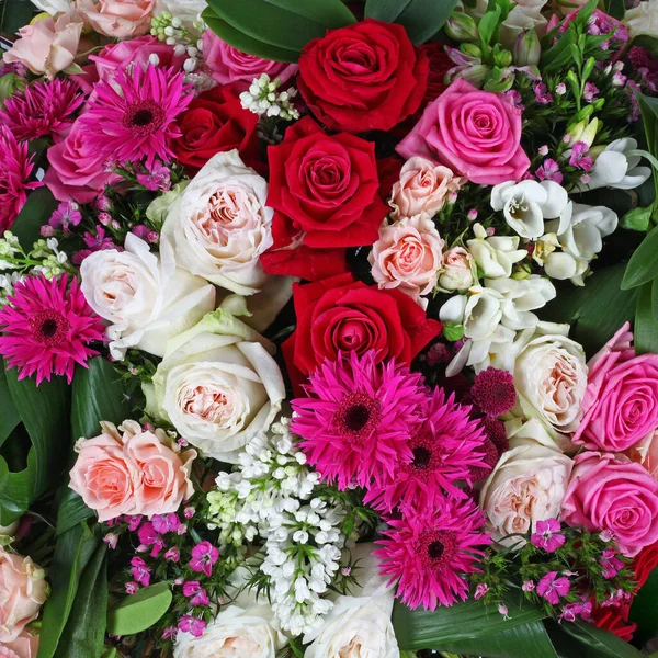 Blumenschmuck Hintergrund Mit Rosen Flieder Und Stiefhanotis — Stockfoto