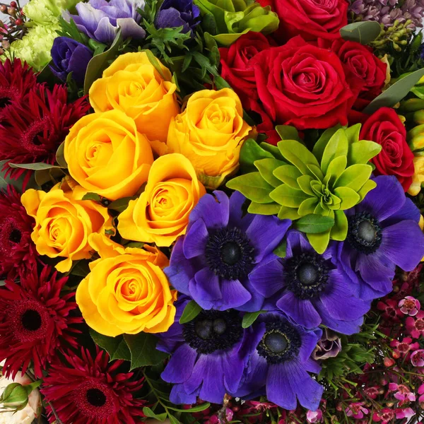 Blumenschmuck Hintergrund Mit Rosen Freesien Und Anemonen — Stockfoto