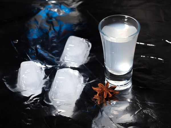 Ouzo Grego Tradicional Vidro Tiro Com Anis Gelo Derretendo — Fotografia de Stock