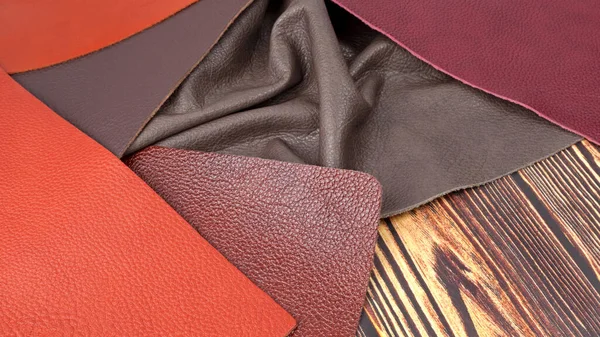 深色木制背景的不同颜色天然皮革纹理样品 — 图库照片