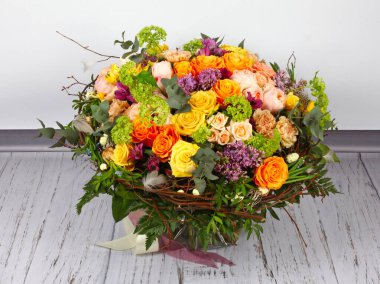 Çiçek düzenleme gül, leylak ve alstromerya ile açık ahşap zemin üzerinde