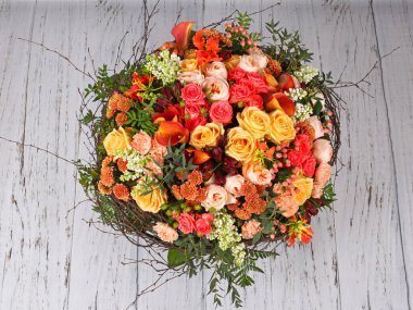 Çiçek düzenleme gül, leylak ve zambak ile açık ahşap zemin