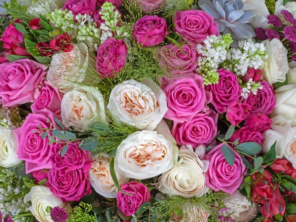 Blumenschmuck Hintergrund Mit Rosen Flieder Und Alstroemeria — Stockfoto