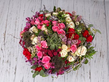 Çiçek düzenleme gül, leylak ve alstromerya ile açık ahşap zemin üzerinde