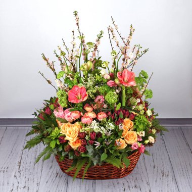 Güllerle, papatyalarla ve ahşap zeminde lalelerle çiçek aranjmanı