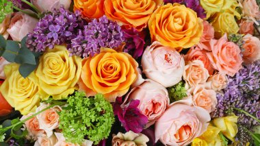 Gül, leylak ve alstromerya içeren çiçek düzenleme arka planı 