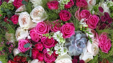 Gül, kasımpatı, merhem ve frezya içeren çiçek aranjmanı 