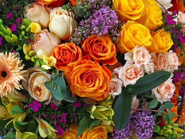 Gül, leylak ve alstromerya içeren çiçek düzenleme arka planı 