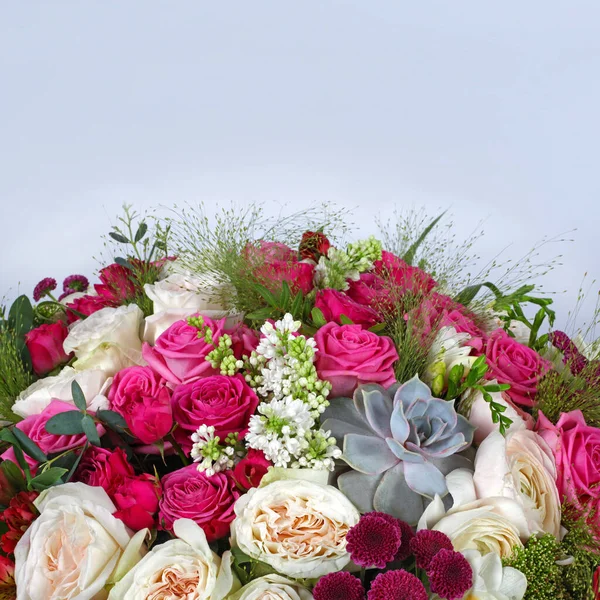 Blumenarrangement Mit Rosen Flieder Und Anemonen Auf Hellgraublauem Hintergrund Fertige — Stockfoto