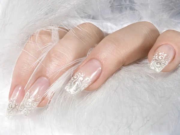 Primer Plano Mano Mujer Con Manicura Blanca Invierno Sobre Fondo — Foto de Stock