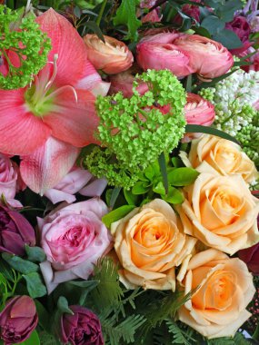 Gül, leylak ve ranunculus içeren çiçek düzenleme arka planı