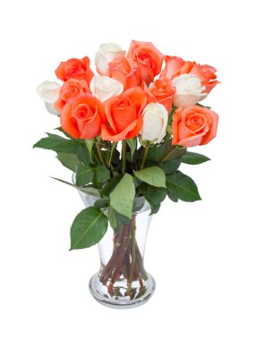 Şeffaf cam vazoda güzel kırmızı ve beyaz güller. Beyaz arkaplanda izole