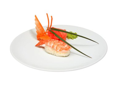 Karidesli suşi ve turşulu zencefil ve beyaz yuvarlak tabakta wasabi. Beyaz arka planda izole edilmiş lezzetli Japon yemekleri.