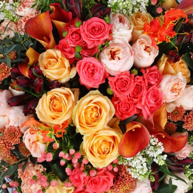 Gül, leylak ve zambak içeren çiçek düzenleme arka planı 