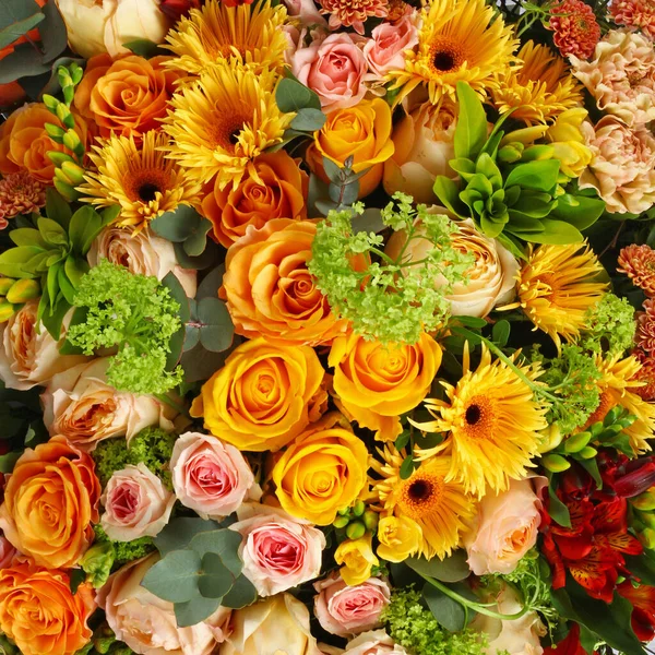 Blumenschmuck Hintergrund Mit Rosen Chrysanthemen Santini Und Alstroemeria — Stockfoto