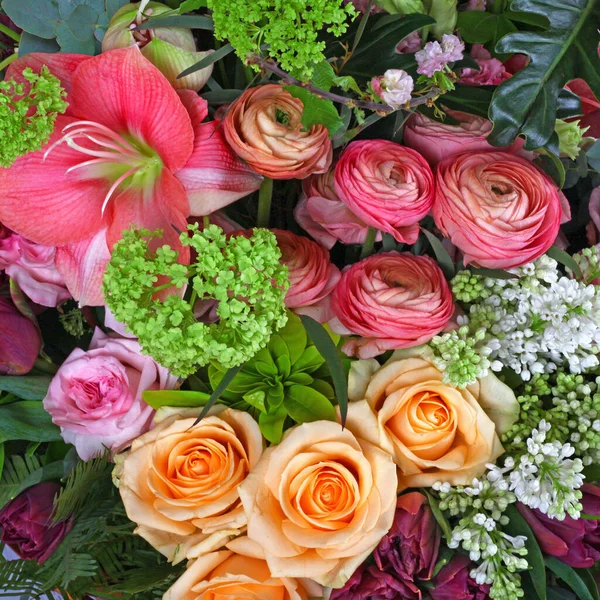 Blumenschmuck Hintergrund Mit Rosen Flieder Und Hahnenfuß — Stockfoto