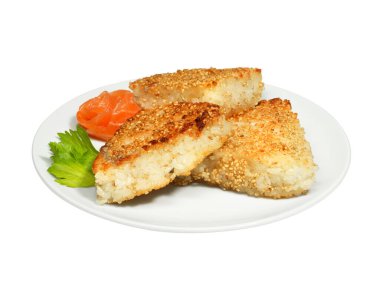 Beyaz yuvarlak seramik tabakta susamlı ve somonlu pirzola. Beyaz arkaplanda izole