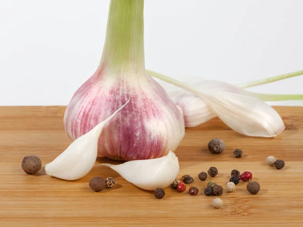 Close Fresh Young Garlic Bulbs Peppercorns Mixture Wooden Cutting Board — Stock Photo, Image