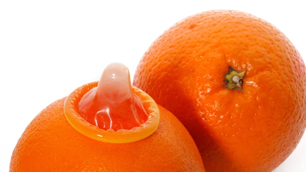 Onverpakte Kleurencondoom Met Fruitsmaak Sinaasappels Witte Achtergrond Macro Heeft Geschoten — Stockfoto