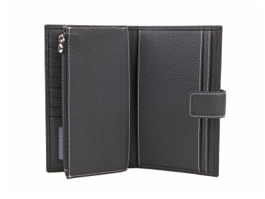 Gerçek sığır derisinden yapılmış yeni, siyah, boş bir cüzdan. Beyaz arkaplanda izole