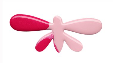 Beyaz arka planda izole edilmiş pembe kırmızı oje şeklindeki kelebek demeti. Makro fotoğraf. Üst görünüm