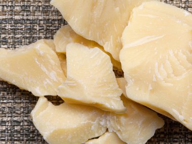 Yeşil kırsal arka planda doğal kakao yağı parçaları. Makro fotoğraf