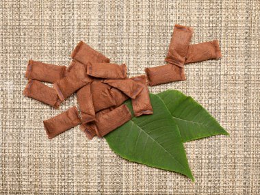 Kabataslak arka planda dumansız tütün torbaları. Üst görünüm