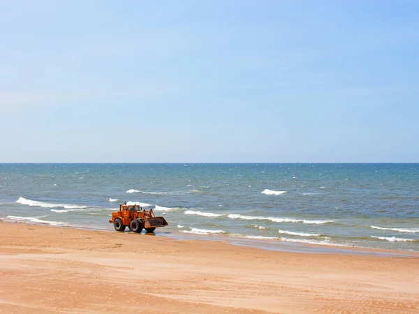 Zonnig Uitzicht Zee Met Tractor Heldere Lucht Zandstrand — Stockfoto