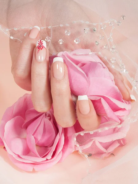 Primer Plano Mano Mujer Con Manicura Francesa Rosa Floral — Foto de Stock