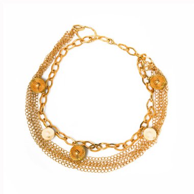 Altın zincirli kadın bilekliği ve beyaz arka planda boncuklar.