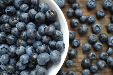 Sağlıklı ve lezzetli organik yaban mersini beyaz çanak üzerinde