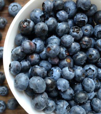 Sağlıklı ve lezzetli organik yaban mersini beyaz çanak üzerinde