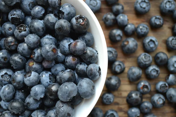 Välsmakande och hälsosamma ekologiska blåbär på vita maträtt — Stockfoto