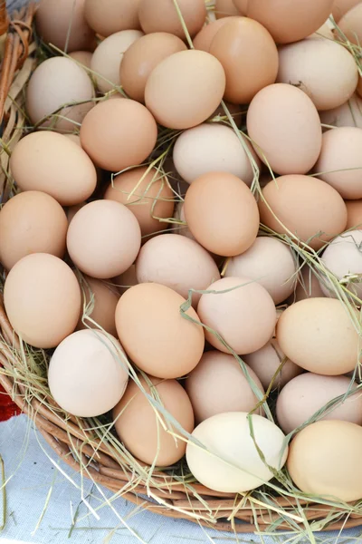 Biologische bruine eieren in een mand op een straatmarkt — Stockfoto