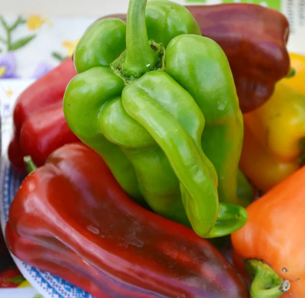 Pimientos verdes, rojos y anaranjados frescos y dulces del mercado agrícola — Foto de Stock