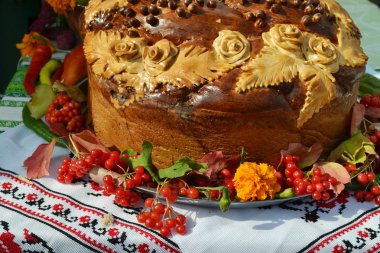 Geleneksel düğün Ukrayna ekmek Korovai çiçeklerle