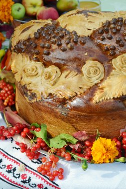 Geleneksel düğün Ukrayna ekmek Korovai çiçeklerle