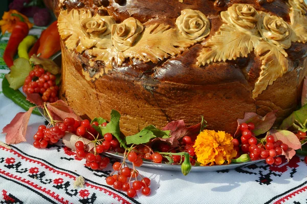 Traditional wedding Ukrainian bread Korovai with flowers — Stock Photo, Image