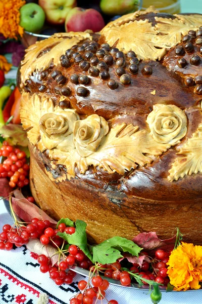 Traditional wedding Ukrainian bread Korovai with flowers — Stock Photo, Image