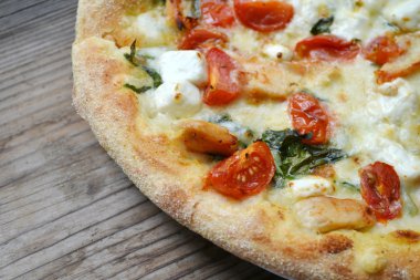 Büyük sıcak pizza domates, beyaz peynir ile ıspanak