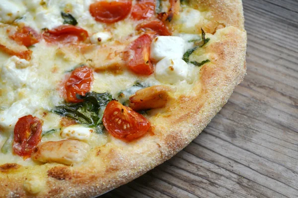 Büyük sıcak pizza domates, beyaz peynir ile ıspanak