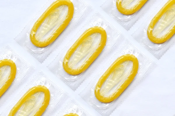 Багато презервативів ізольовані на білому — стокове фото