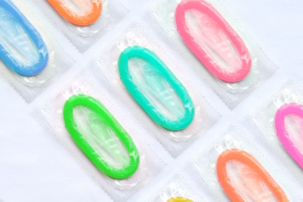 Un sacco di preservativi colorati isolati su bianco — Foto Stock