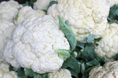 Taze ve çiğ beyaz organik karnabahar sokak pazarında