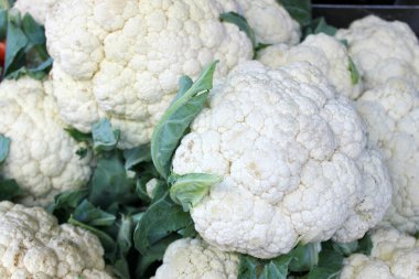 Taze ve çiğ beyaz organik karnabahar sokak pazarında