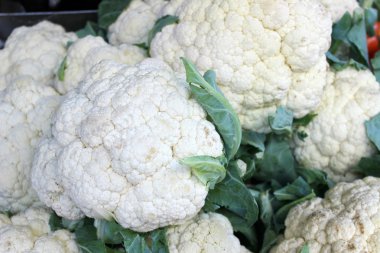 Taze ve çiğ beyaz organik karnabahar sokak pazarında