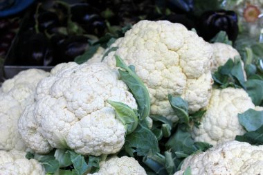 Taze ve çiğ beyaz organik karnabahar sokak pazarında